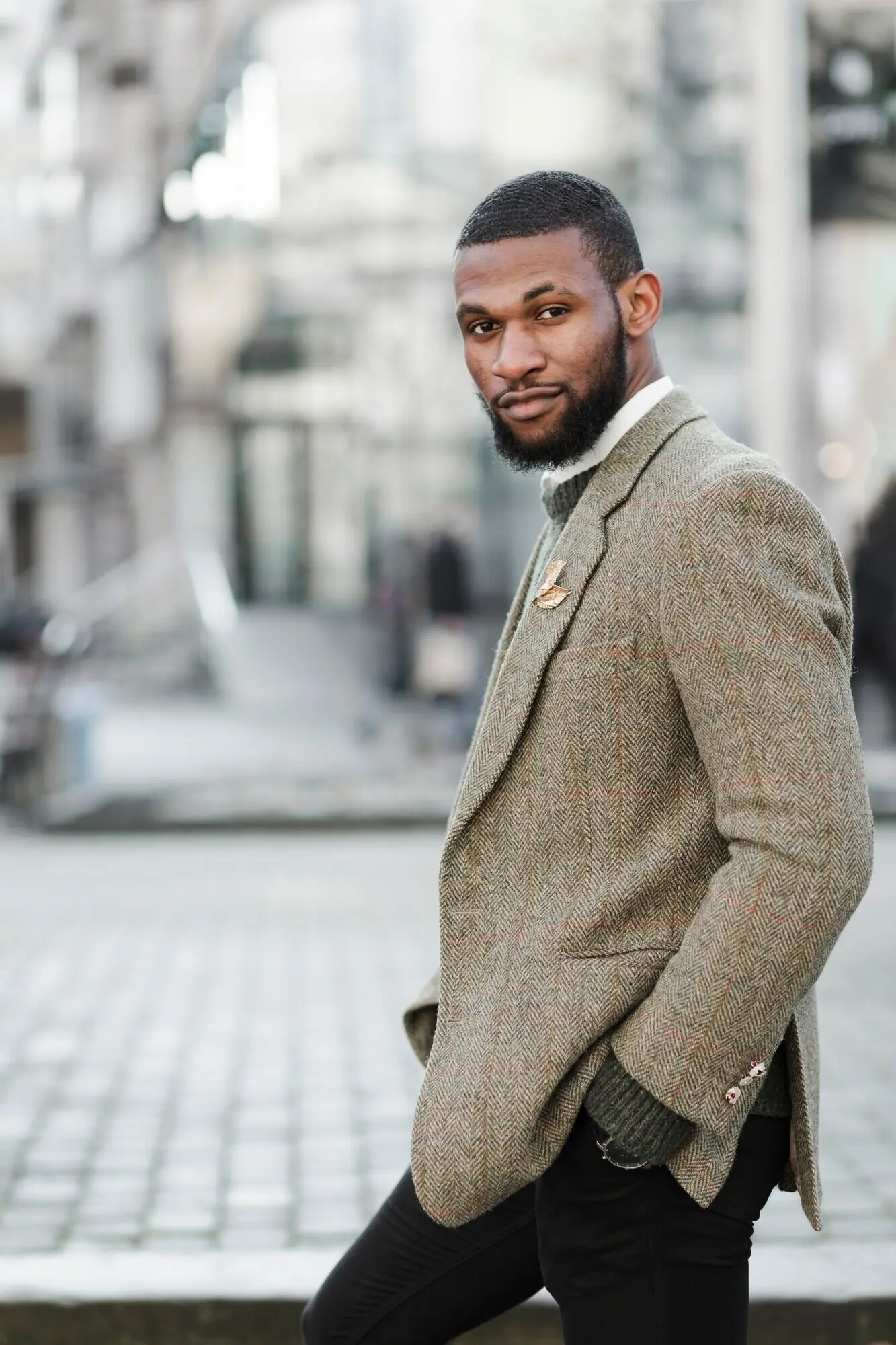 Привлекательный мужчина позирует на открытом воздухе.