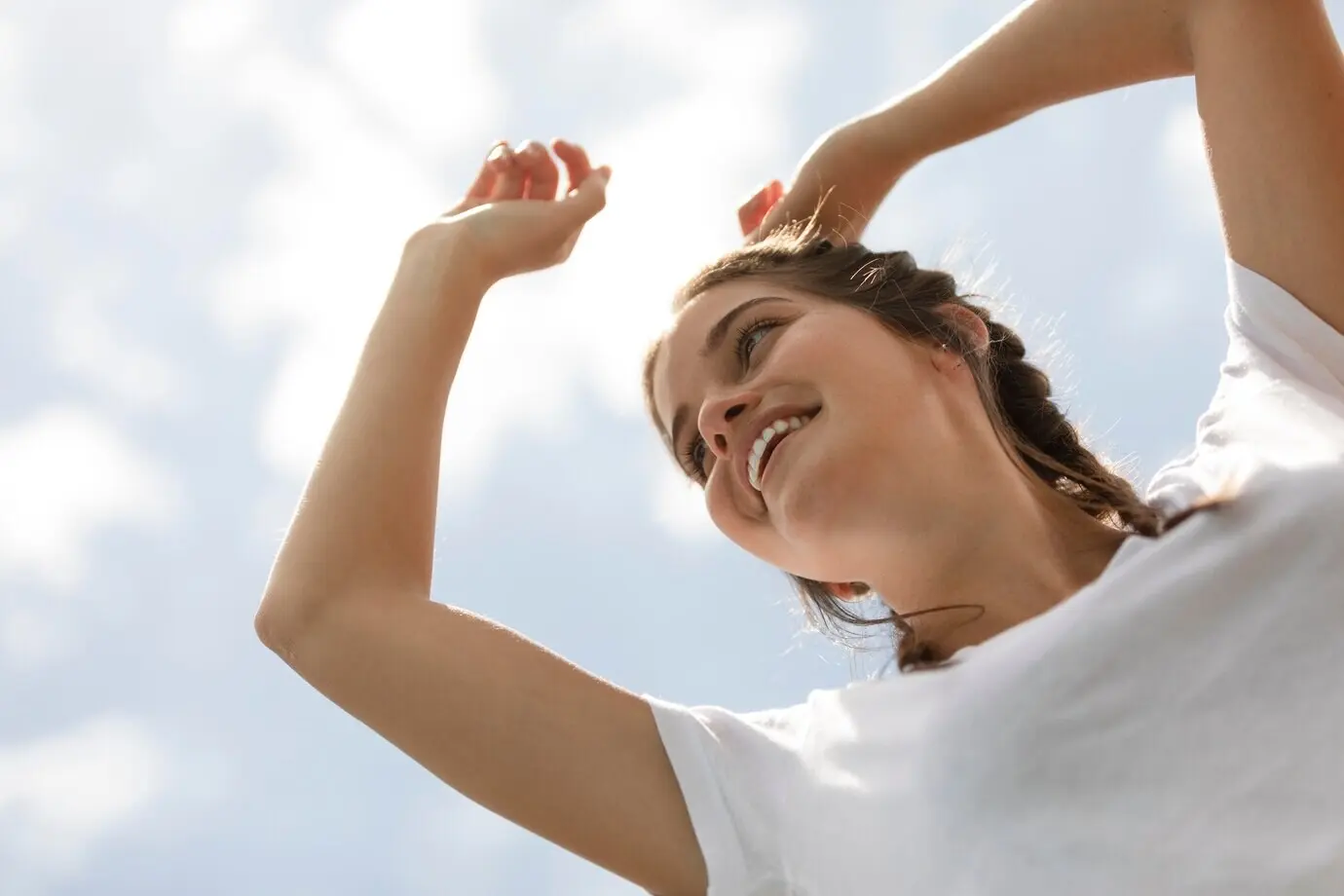 Крупный план улыбающейся женщины на улице